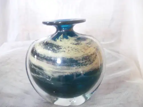 Handbesägte Mdina Glasvase im Sea & Sand Muster. Die Form ist das Side Stripe Modell von 1970-75