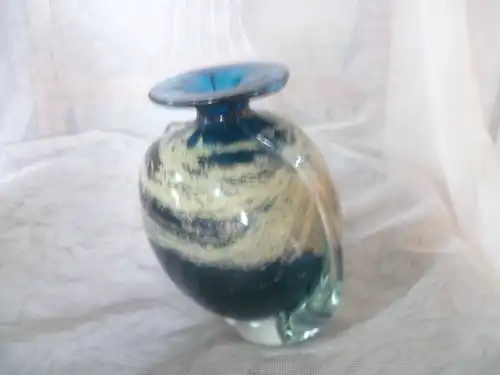 Handbesägte Mdina Glasvase im Sea & Sand Muster. Die Form ist das Side Stripe Modell von 1970-75