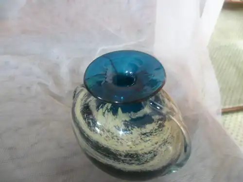 Handbesägte Mdina Glasvase im Sea & Sand Muster. Die Form ist das Side Stripe Modell von 1970-75