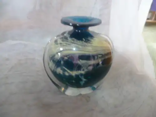 Handbesägte Mdina Glasvase im Sea & Sand Muster. Die Form ist das Side Stripe Modell von 1970-75