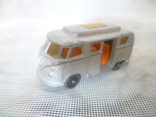 Matchbox Regular Wheels 34d Volkswagen Camper Herstellungsjahr: 1961/1962 Farbe: Silber Reifen: solide graue Räder.