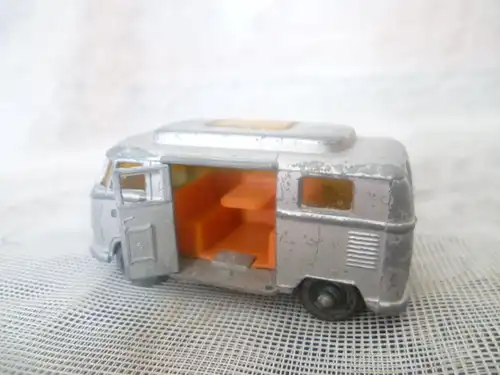 Matchbox Regular Wheels 34d Volkswagen Camper Herstellungsjahr: 1961/1962 Farbe: Silber Reifen: solide graue Räder.