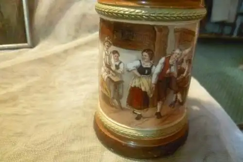 Jäger bzw Bergsteiger Bierkrug Historismus um 1880 Merkelbach oder Villeroy&Boch ,Schauseite handbemalte Wirtshausscene mit Dirnen Scenen