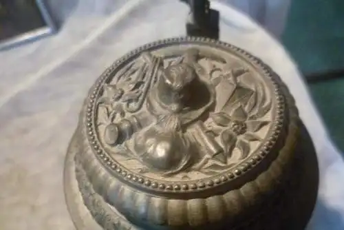 Jäger bzw Bergsteiger Bierkrug Historismus um 1880 Merkelbach oder Villeroy&Boch ,Schauseite handbemalte Wirtshausscene mit Dirnen Scenen