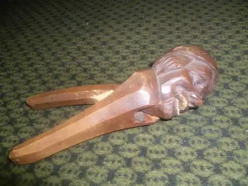 Lorentz Molin Nußknacker für Hasselnüsse oder Wallnüsse Erzgebirge oder Alpenländisch um 1920 handgeschnitzt !