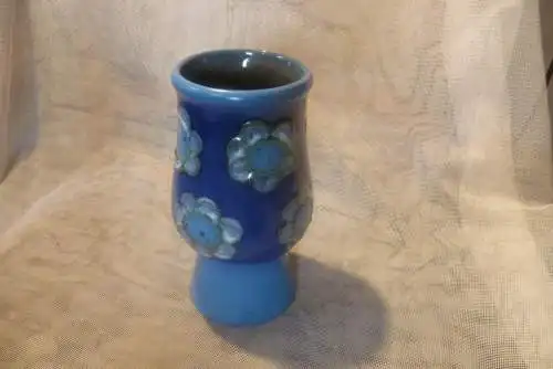 Rosemarie Gläser Designerin bei Strehla  hier Strehla hell dunkle Blautöne  Auflage Blüten Formnummer 1252 H:17,5 cm