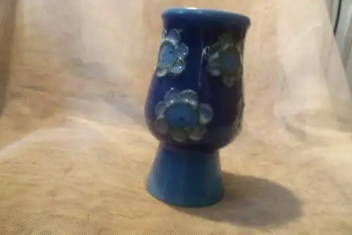 Rosemarie Gläser Designerin bei Strehla  hier Strehla hell dunkle Blautöne  Auflage Blüten Formnummer 1252 H:17,5 cm