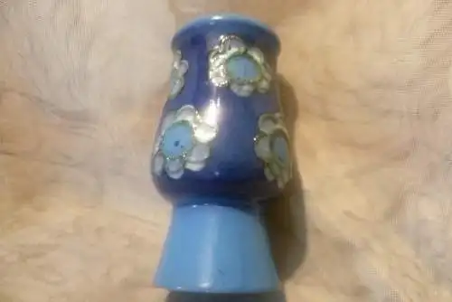 Rosemarie Gläser Designerin bei Strehla  hier Strehla hell dunkle Blautöne  Auflage Blüten Formnummer 1252 H:17,5 cm