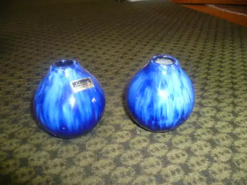 hier 2 Stück Gerda Heukeroth  als Paar  Scheurich Vintage Space Ära kleine blauweiße Keramik Vase aus den 1960-70 im Pagoden Design , Etikett , Modell 233-7