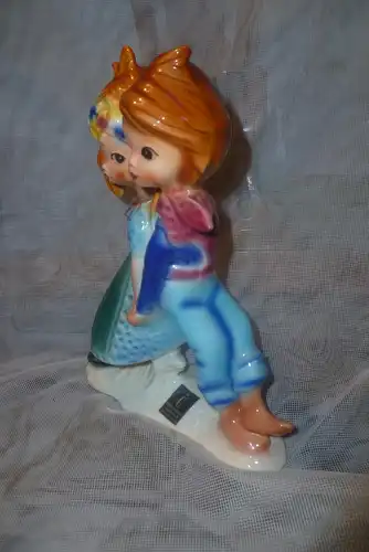 Cortendorf Figur Mädchen und Junge Formnr: 1454 Etikett Wunderbare Farben & Zustand für diese sammelbare 19 cm hohe Figur von Cortendorf.