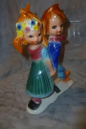 Cortendorf Figur Mädchen und Junge Formnr: 1454 Etikett Wunderbare Farben & Zustand für diese sammelbare 19 cm hohe Figur von Cortendorf.