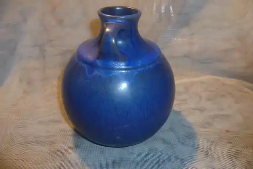 Carstens Henkelvase 22/15 mehrfach abgesetzter Vasenkörper blaue u m 1970Lauflasur guter Zustand H : 14,5cm 