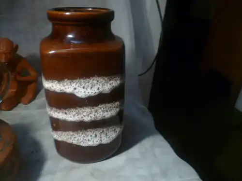 Scheurich Keramik West Germany 216-20  Die Vase ist mit mattierten, lavaähnlichen Glasuren weiß mokka 