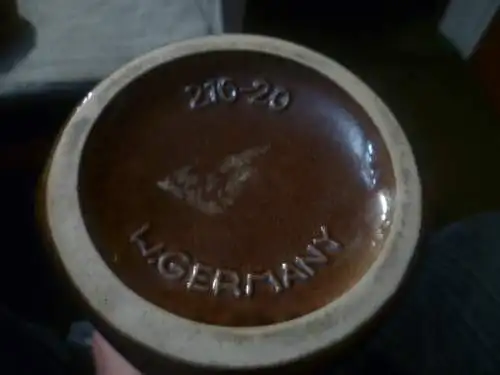 Scheurich Keramik West Germany 216-20  Die Vase ist mit mattierten, lavaähnlichen Glasuren weiß mokka 