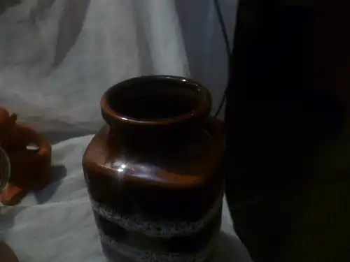 Scheurich Keramik West Germany 216-20  Die Vase ist mit mattierten, lavaähnlichen Glasuren weiß mokka 