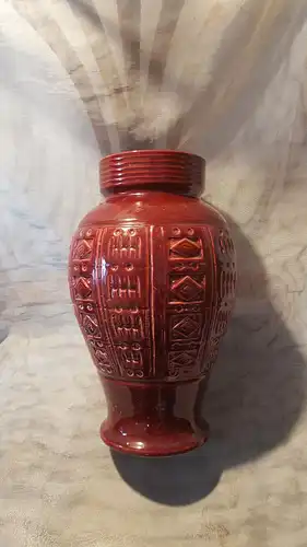 Uebelacker Vase, dekoriert mit wiederholendes Muster. West Germany Keramik. WGP Mit Bodenmarkerung 1105 / 27 Vermutlich hergestellt 1960er Jahre. Höhe  27cm