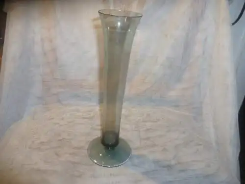 Bauhaus Industrie Design Wilhelm Wagenfeld Werkverzeichnis Nr 452 Rauchglas Vase Trichter Vase 1950 er Jahre , aus der Vitrine H: 26