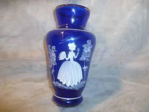 Karlsbad Vase in blauem Glas Schnee Emaille Bemalung in Weiß in Form mundgeblasen um 1970 feine Parkscene mit Dame der Gesellschaft