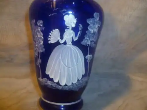 Karlsbad Vase in blauem Glas Schnee Emaille Bemalung in Weiß in Form mundgeblasen um 1970 feine Parkscene mit Dame der Gesellschaft 