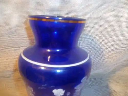 Karlsbad Vase in blauem Glas Schnee Emaille Bemalung in Weiß in Form mundgeblasen um 1970 feine Parkscene mit Dame der Gesellschaft 