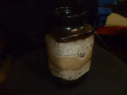 Scheurich Keramik West Germany 216-20  Die Vase ist mit mattierten, lavaähnlichen Glasuren weiß mokka 