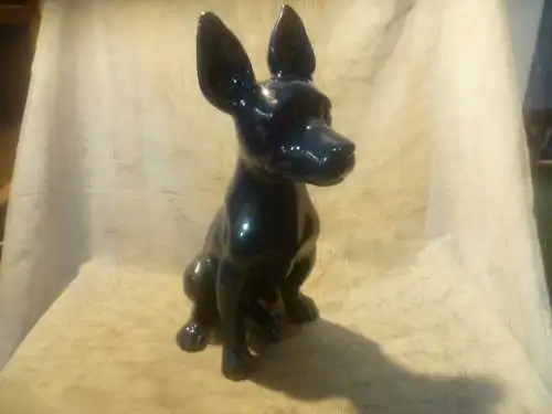 Naturalistische Darstellung einer deutschen Dogge oder eines Dobermannes Stahlblaue Lasur H. 30 cm