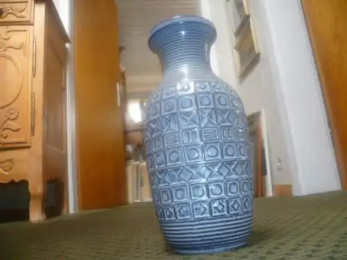 Scheurich Brutalist Prisma Keramik West Germany 441-31  Die Vase ist mit mattierten, lavaähnlichen Glasuren weiß mokka 