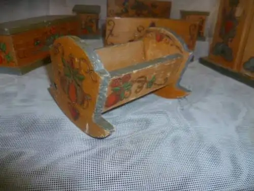 Puppenstuben Möbel Konvolut um 1930 in Brand Bemalung teilweise in Brandtechnik aus Holz in Handarbeit liebevoll gefertigt , wohl Erzgebirge