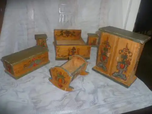 Puppenstuben Möbel Konvolut um 1930 in Brand Bemalung teilweise in Brandtechnik aus Holz in Handarbeit liebevoll gefertigt , wohl Erzgebirge