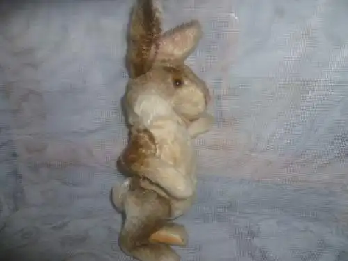 1950er Steiff Mohair Hase Nikki mit Stimme. Steiff, Deutschland. Höhe 24 cm 