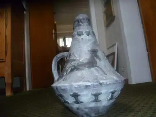 Walter Gebhards Henkel Vase grau dunkelbraune Lava Lasur Relief Dekor  Streitwagen mit Bogenschütze  Vase 208-30 aus 1960 Vitrinen Zustand