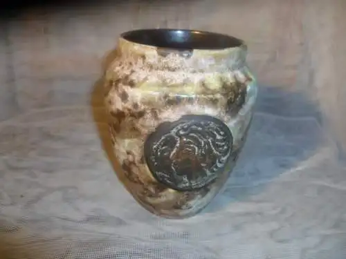  Vase grünlich grau dunkelbrauner Fat Lava Lasur Medallion mit Kriegsgott Kopf  Vase i 18 aus 1960 Vitrinen Zustand