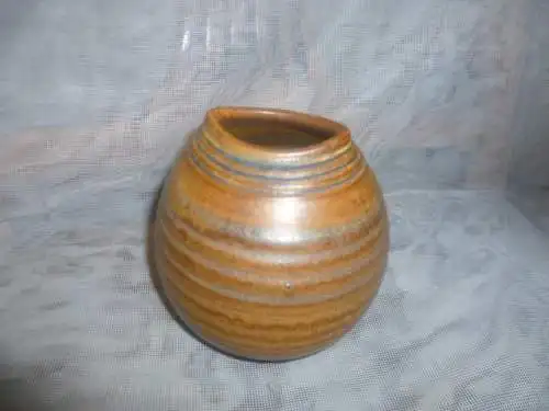 Studiokeramik Fischmaul Vase signiert T.P Dunkelbraun 1970 H: 18,5cm 