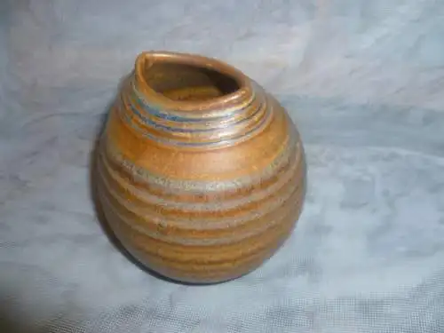 Studiokeramik Fischmaul Vase signiert T.P Dunkelbraun 1970 H: 18,5cm 