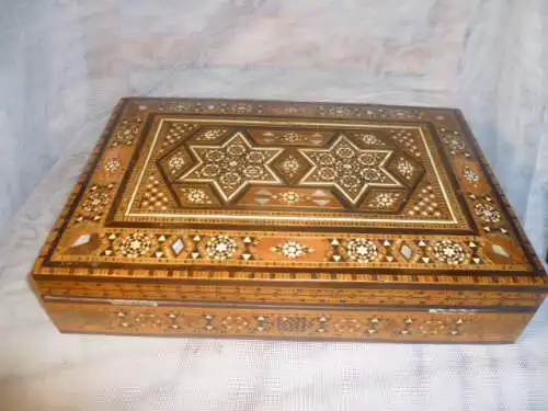 Schmuckschatulle Hochzeitsgeschenk Syrien oder Türkei um 1900 reich Mosaik Intarsiert viele Edelhölzer, Perlmutt und Horn 