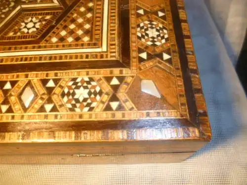 Schmuckschatulle Hochzeitsgeschenk Syrien oder Türkei um 1900 reich Mosaik Intarsiert viele Edelhölzer, Perlmutt und Horn 