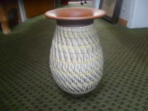 Tolle 50er Jahre Vase von Wekara Keramik. Auf der Unterseite steht: Wekara Handarbeit nr 12/25. Diese Vase ist 25 cm hoch. 