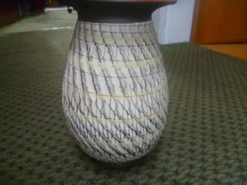 Tolle 50er Jahre Vase von Wekara Keramik. Auf der Unterseite steht: Wekara Handarbeit nr 12/25. Diese Vase ist 25 cm hoch. 