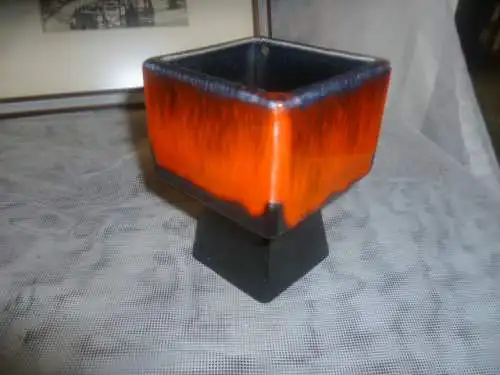 Cari Karl Zalloni1937 Athen 2012  Design hier Jopeko Keramik Blumenschale bzw Vase Mid Century in Rot und Schwarz Fat Lava Lasur Masse : 7x7 x10,5cm  aus der Vitrine