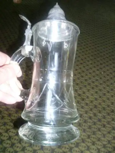 Biedermeier Kristallglas geschliffener Blütendekor mundgeblasener Bierkrug mit Zinndeckel reichliches Dekor Daumendrücker um 1860