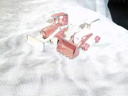 2 Siku V238 Fiat Kettenschlepper 40 CA mit Überkopf-Lader , leicht bespielt , Ketten fehlen wohl von 1972 L: 7 cm  