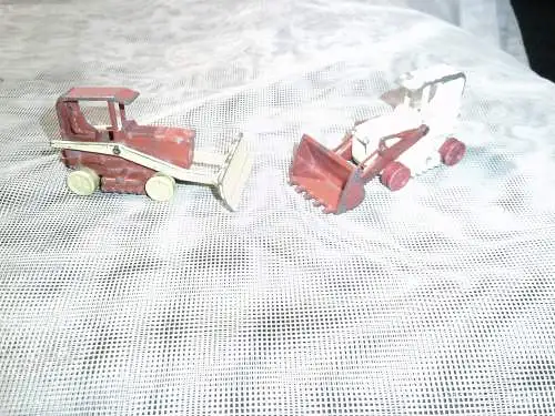 2 Siku V238 Fiat Kettenschlepper 40 CA mit Überkopf-Lader , leicht bespielt , Ketten fehlen wohl von 1972 L: 7 cm  