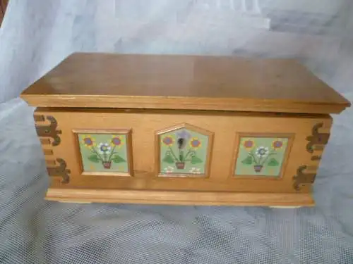 Schweizer Spieluhr Model Lador  Melodie: "La Tosca"  in Form einer handbemalten Truhe 1960 gefertigt!