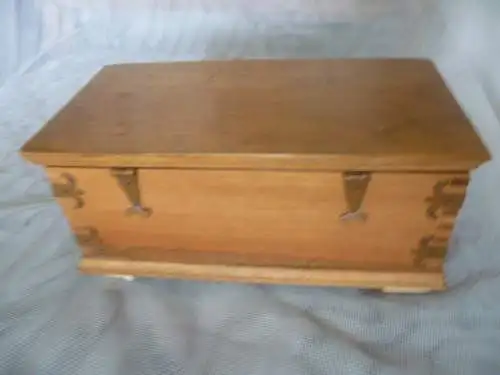 Schweizer Spieluhr Model Lador  Melodie: "La Tosca"  in Form einer handbemalten Truhe 1960 gefertigt!