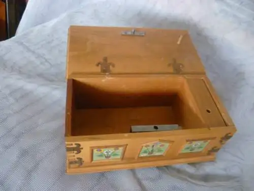 Schweizer Spieluhr Model Lador  Melodie: "La Tosca"  in Form einer handbemalten Truhe 1960 gefertigt!