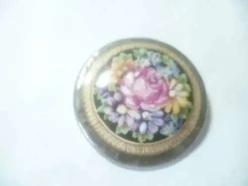 SCHUMANN Porzellan um 1930: BROSCHE rund Stempel im Rokoko Dekor + Aufkleber farbig Rosen Masse: 4,8 cm