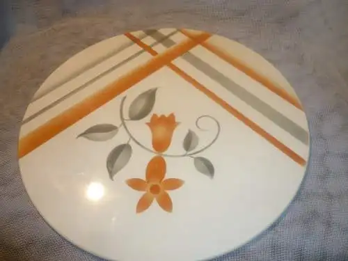 Art Deco / Bauhaus / Spritzdekor Grünstadt Porzellan Vintage Kuchenplatte mit Metallrand und Griffen mit Spritzdekor aus den 1940er Jahren. Die Platte hat ein wenig Patina, wie auf den Fotos zu erkennen, da sie schon über 80 Jahre alt ist. Eignet...