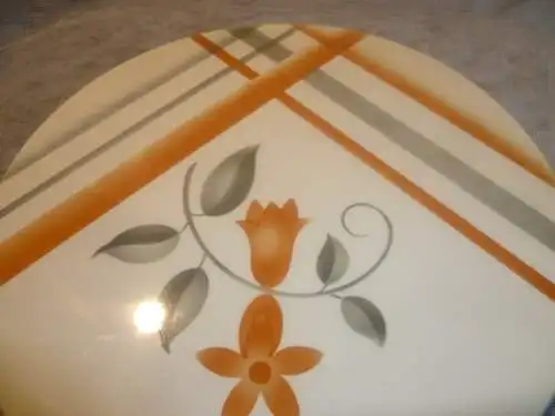 Art Deco / Bauhaus / Spritzdekor Grünstadt Porzellan Vintage Kuchenplatte mit Metallrand und Griffen mit Spritzdekor aus den 1940er Jahren. Die Platte hat ein wenig Patina, wie auf den Fotos zu erkennen, da sie schon über 80 Jahre alt ist. Eignet...