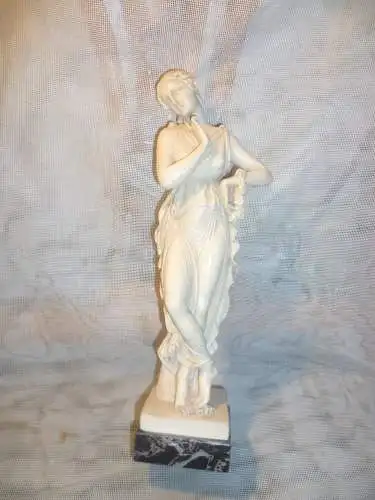 Gino Ruggeri Venus Figur auf grau schwarzem Marmorsockel um 1950 gefertigt