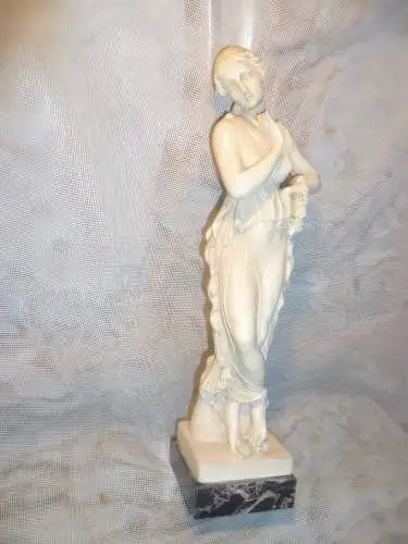 Gino Ruggeri Venus Figur auf grau schwarzem Marmorsockel um 1950 gefertigt